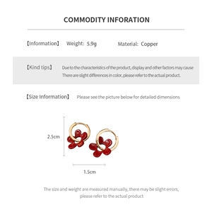 Détail de boucles d'oreilles fleurs rouges avec dimensions et infos cuivre