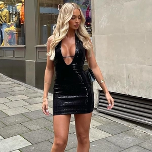 Détail d'une mini robe noire à paillettes sexy avec col en V profond et dos nu pour soirée