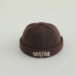 Dettaglio del cappello docker in maglia marrone scuro con ricamo Boston 1630 per bambini