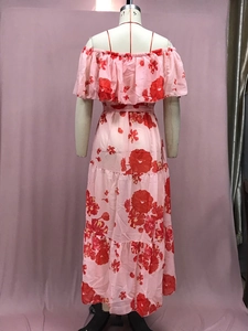 Detail eines böhmischen Blumenkleides mit Rüschenausschnitt und schmalen Trägern