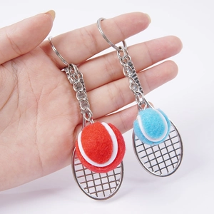 Porte-clés mini raquette et balle de tennis en rouge et bleu avec cadre en métal
