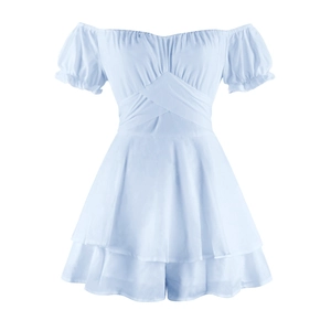 Detail von hellblauem schulterfreiem Kleid mit Gummizug und Rüschensaum