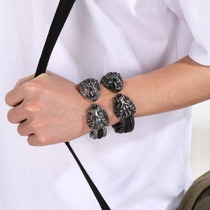 Bracciale rigido da uomo con testa di leone in acciaio inossidabile e pelle nera