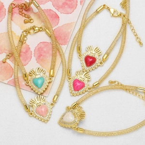 Pulsera de malla dorada con colgantes de corazón y gemas de colores para mujer elegante