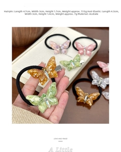 Vue détaillée de la pince à cheveux papillon en acétate avec motif marbré et strass brillants