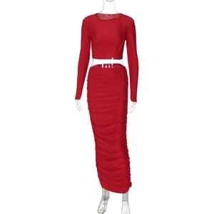 Dettaglio del completo rosso due pezzi con top corto a maniche lunghe e gonna arricciata