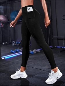 Detail der schwarzen Yoga-Leggings mit hoher Taille und Seitentasche fürs Fitnessstudio