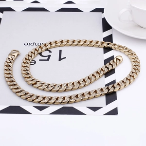 Détail du collier chaîne cubaine dorée avec micro-pavé de cristaux et fermoir mousqueton