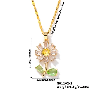 Détail du pendentif tournesol avec zircons blancs et jaunes sur collier doré brillant