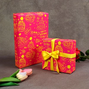 Boîtes cadeaux roses avec motifs festifs et rubans de soie jaunes sur un fond sombre