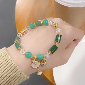 Pulsera de cuentas de cristal verde con colgantes de estrella de mar y concha fina