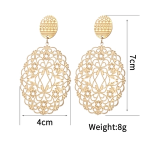 Detailed view of hollow floral pattern gold earrings with size and weight dimensions