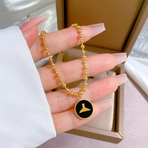 Collier en acier titane doré à perles avec pendentif rond en émail noir et logo doré
