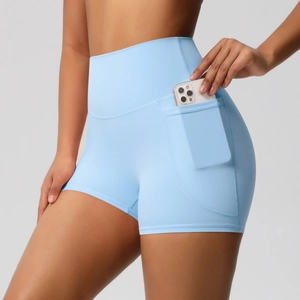 Détail d'un short de yoga taille haute avec une poche latérale pratique pour smartphone