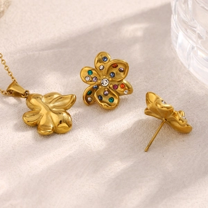 Détail de la parure de bijoux à fleurs en acier inoxydable plaqué or 18 carats
