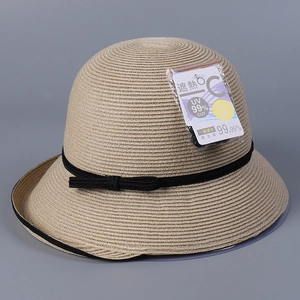 Detail von Cellulose Sonnenhut mit schwarzer Schleife und UV 99% Schutz Etikett