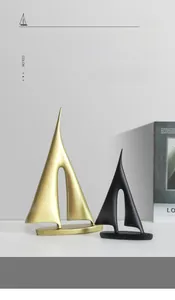Detailansicht moderner Segelboot-Deko in Mattgold und Schwarz für den Schreibtisch