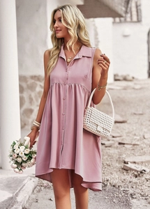 Vue détaillée de la robe chemise rose sans manches avec ourlet asymétrique et boutons