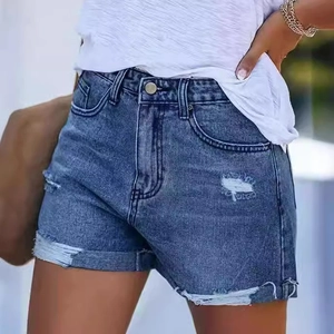 Short en jean bleu pour femme avec détails déchirés et ourlets repliés taille haute