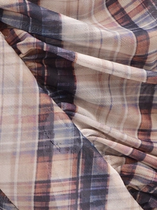 Makroaufnahme von Karomuster-Netzstoff mit atmungsaktiver Textur in Braun und Beige