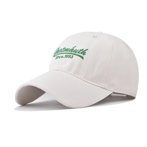 Dettaglio del ricamo verde 1993 Dartmouth su un cappello vintage in cotone crema