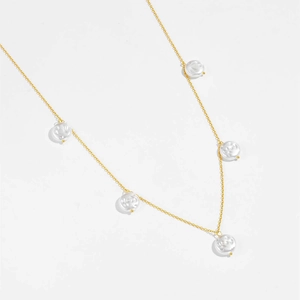 Elegante collana a catena dorata con cinque perle barocche bianche su sfondo bianco puro
