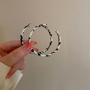 French retro C-shaped checkered leather hoop earrings with silver pins for women