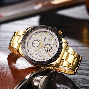 Dettaglio orologio al quarzo da uomo con quadrante bianco e cinturino dorato