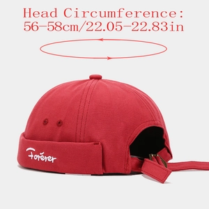 Détail du bonnet docker rouge avec broderie Forever et mesure de circonférence 56-58 cm