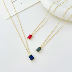 Collares elegantes chapados en oro con colgantes rectangulares rojo, azul y verde