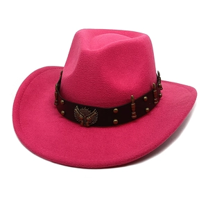 Dettaglio cappello cowboy in feltro rosa con fascia in pelle, borchie ed emblema aquila