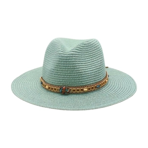 Détail d'un chapeau fedora en paille vert menthe avec bandeau ethnique perlé et insert vintage