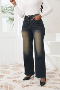 Détail d'un jean rétro taille haute à jambes larges avec délavage jaune effet usé