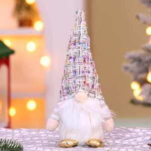 Détail d'un gnome de Noël avec bonnet en tricot et décoration festive de barbe en peluche