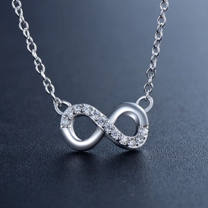 Élégant collier en argent sterling avec pendentif symbole infini serti de zircons étincelants