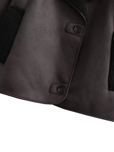 Détail d'une veste en similicuir marron foncé avec bordure en peluche noire et boutons