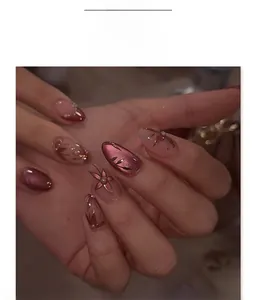 Vue détaillée des ongles amande JP4310 avec effet œil de chat et perles déco