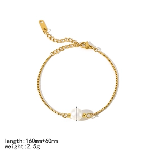 Detail of 18k gold plated stainless steel box chain bracelet with a white pearl charm