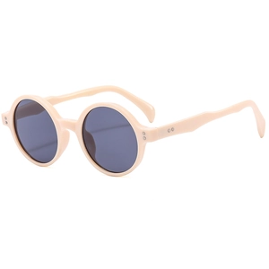 Lunettes de soleil rondes beiges élégantes avec verres foncés et rivets argentés sur fond blanc