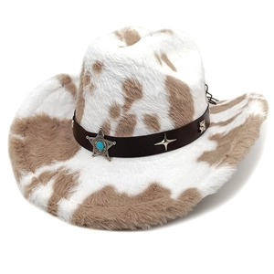 Détail du chapeau de cowboy en peluche avec motif vache et emblème d'étoile turquoise