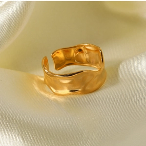 Detailed view of the irregular gold tin foil texture on the adjustable titanium steel ring