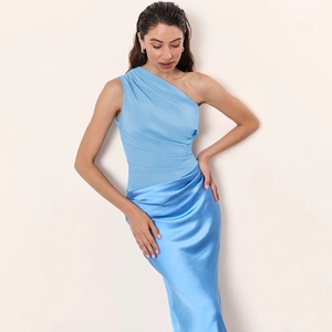 Détail d'une élégante robe en satin bleu à une épaule avec des détails froncés chic