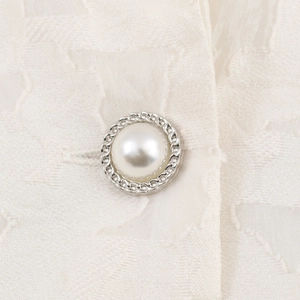 Blazer cintré en dentelle pour femme avec boutons en perles et bordure de chaîne argentée