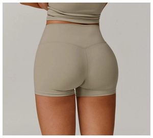 Dettaglio posteriore degli shorts da yoga a vita alta con cucitura push-up verde