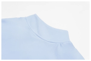 Dettaglio del colletto del top da yoga azzurro con collo alto e cuciture doppie rifinite