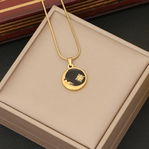 Collana celeste dorata con ciondolo luna e margherita su elegante portagioie da esposizione