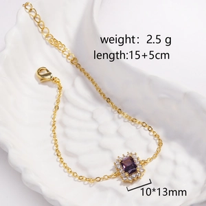 Bracelet doré avec pierre rectangulaire violette et zircons blancs sur plat en coquillage