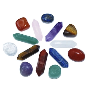Set de 14 piedras de cristal natural con prismas hexagonales y gemas en fondo blanco