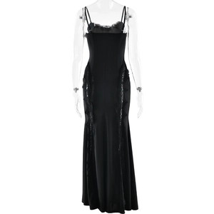 Détail d'une robe nuisette noire en satin avec bordure en dentelle et coupe ajustée