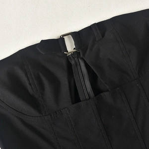 Détail de robe bustier noire avec boucle métallique carrée et fermeture éclair